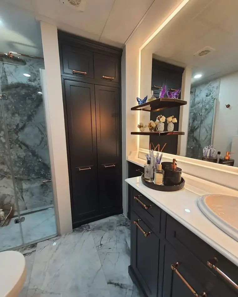 Bathroom & Cabinets