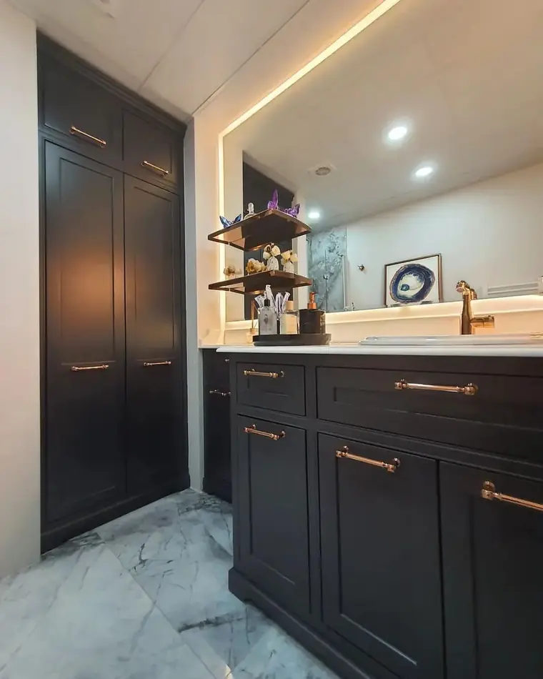 Bathroom & Cabinets